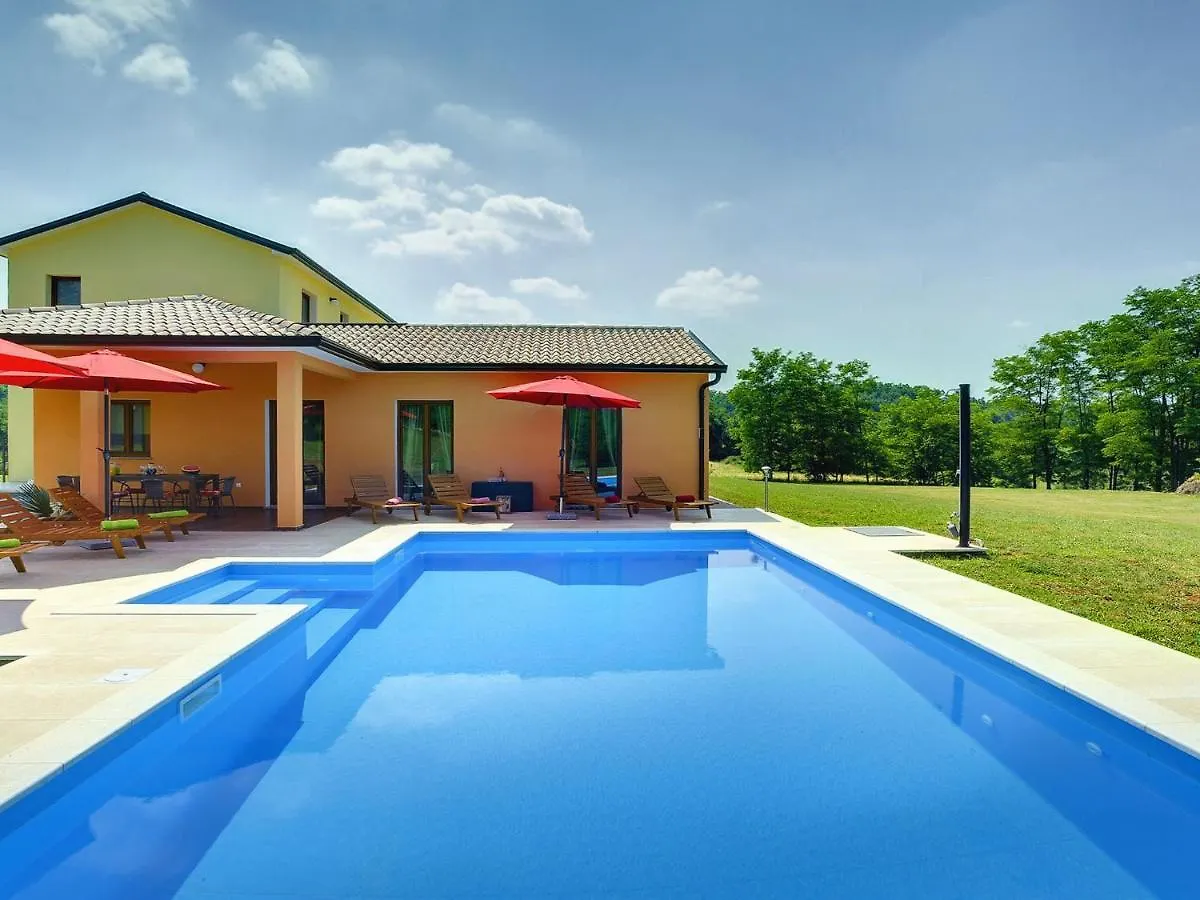 Modern Villa With Pool And Parasol In بازين
