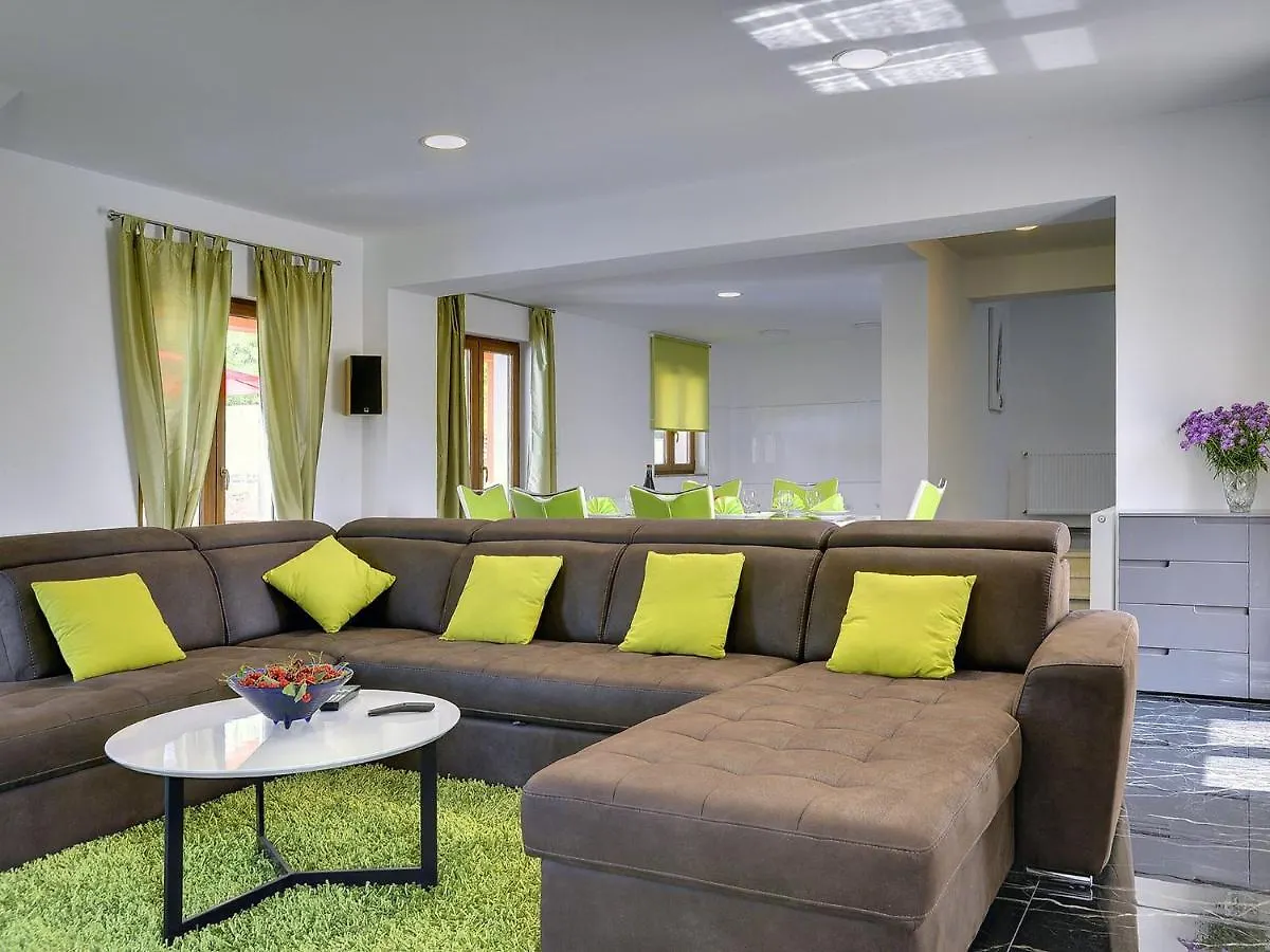 Modern Villa With Pool And Parasol In بازين